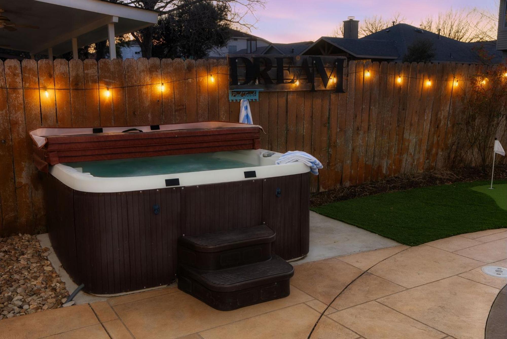 Pool Hottub Firepit Bbq Billiard Ps4 Golf Pflugerville Exterior photo